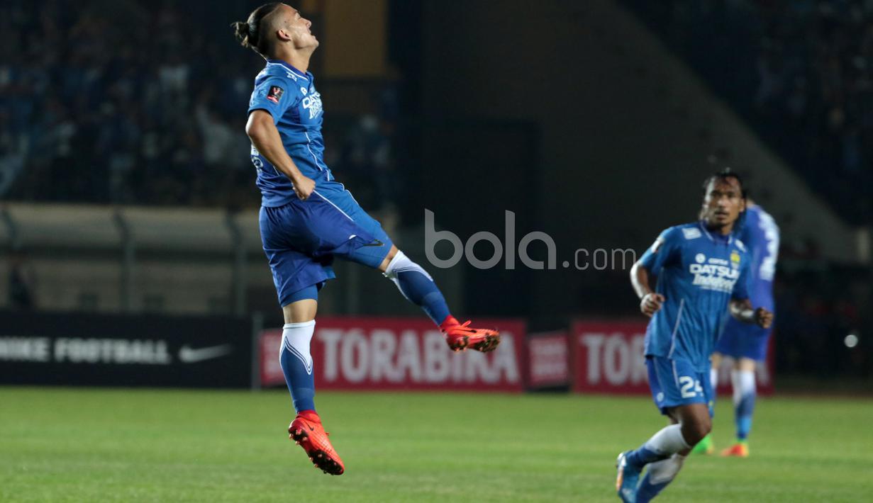 Gol Persib Bandung pun tercipta, Kim Jeffrey Kurniawan melepaskan tembakan kaki kiri yang mengecoh, Choirul Huda pada menit ke-68. Skor pun berubah menjadi 1-0. (Bola.com/Nicklas Hanoatubun)
