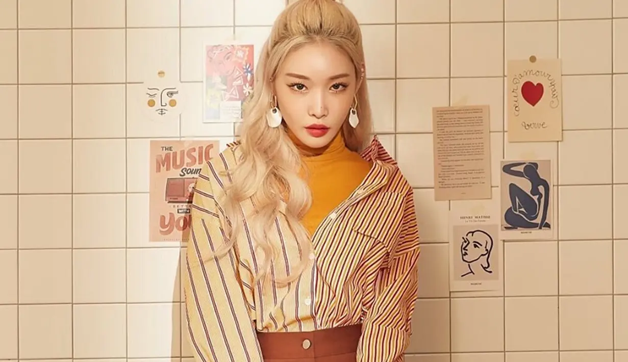 Tak hanya itu, ia kerap mengganti warna rambut dan tatanannya. Rambut dengan warna hitam, coklat hingga pirang tetap membuat Chungha disebut-sebut sebagai girl crush oleh pra penggemarnya. (Liputan6.com/IG/@chungha_official)