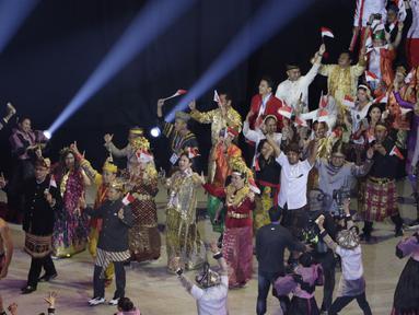 Pakaian adat membuka jalan kontingen Indonesia saat upacara pembukaan SEA Games 2019 di Philipine Arena Bulacan, Manila, Sabtu (30/11). Pesta olahraga se-Asia Tenggara ini akan berlangsung hingga 11 Desember. (Bola.com/M Iqbal Ichsan)
