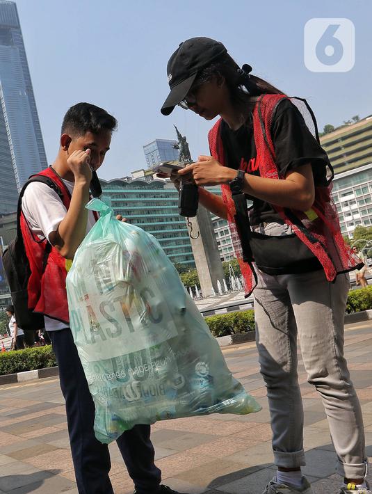 <p>Pegiat lingkungan menimbang sampah yang dikumpulkan saat mengikuti Hari Bebas Kendaraan Bermotor (HKBP) atau Car Free Day (CFD) di kawasan Bundaran HI, Jakarta, Minggu (29/10/2023). Kegiatan ini sebagai bentuk kampanye untuk mengajak warga agar peduli terhadap lingkungan dengan cara mengurangi penggunaan plastik. (Liputan6.com/Angga Yuniar)</p>