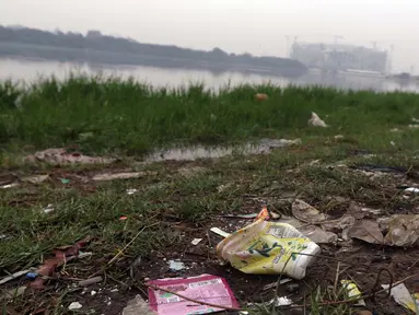 Ceceran sampah plastik terlihat di bibir Waduk Cincin, Jakarta, Sabtu (19/6/2021). Ceceran sampah plastik ini mengganggu kemyamanan warga yang ingin menikmati suasana Waduk Cincin . (Liputan6.com/Helmi Fithriansyah)