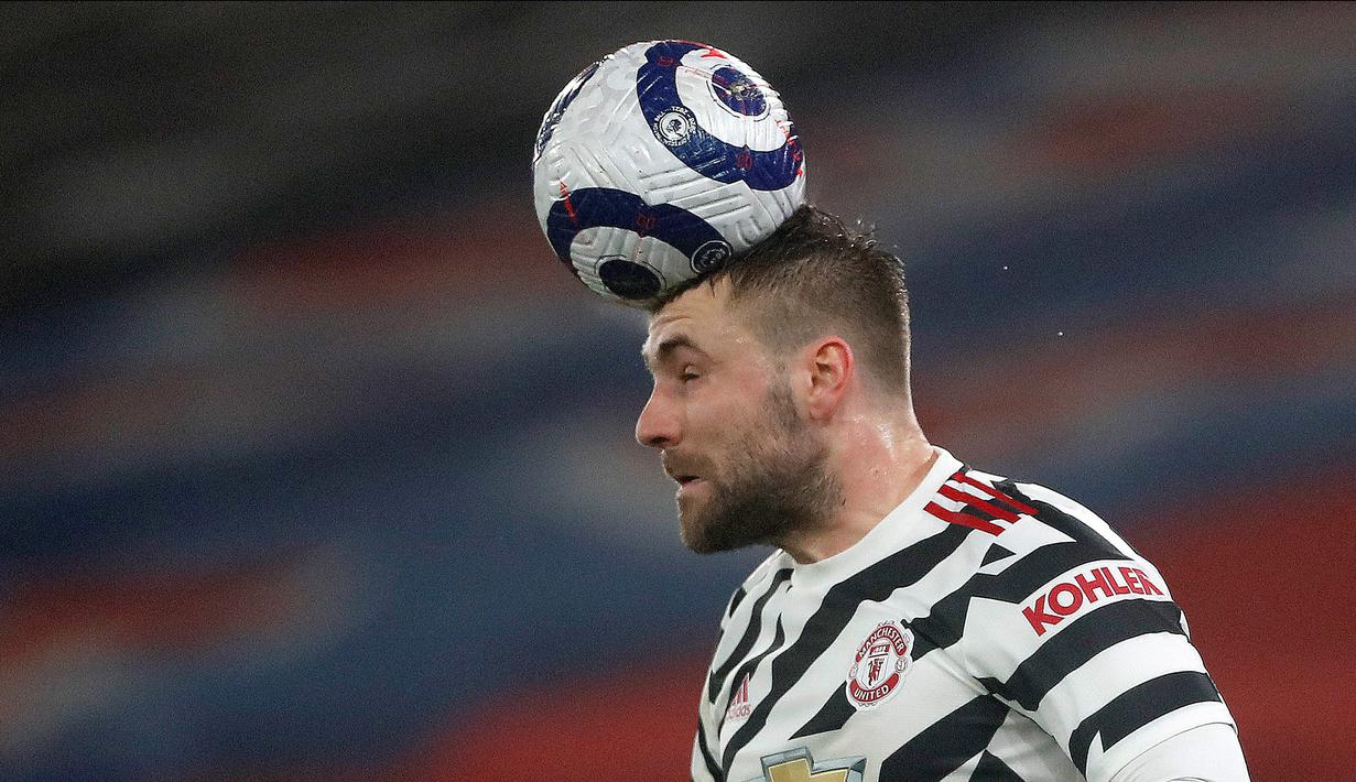 Bek Manchester United, Luke Shaw menyundul bola dalam pertandingan lanjutan Liga Inggris melawan Crystal Palace. (Foto: AFP/Pool/Matthew Childs)