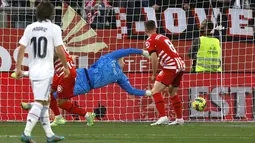Real Madrid tersandung dalam misinya menjaga persaingan dengan Barcelona sebagai juara Liga Spanyol. Los Blancos kalah 2-4 dalam lawatan ke markas Girona. (AP Photo/Joan Monfort)