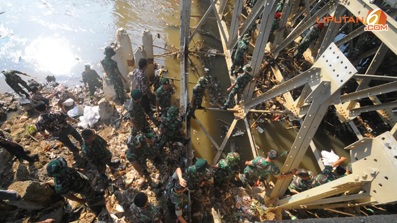 ciliwung-dibersihkan-tni-130814b.jpg