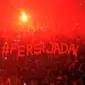Suporter Persija menyalakan kembang api saat menyaksikan laga Trofeo Persija di Stadion GBK Jakarta, (11/1/2015). (Liputan6.com/Helmi Fithriansyah)