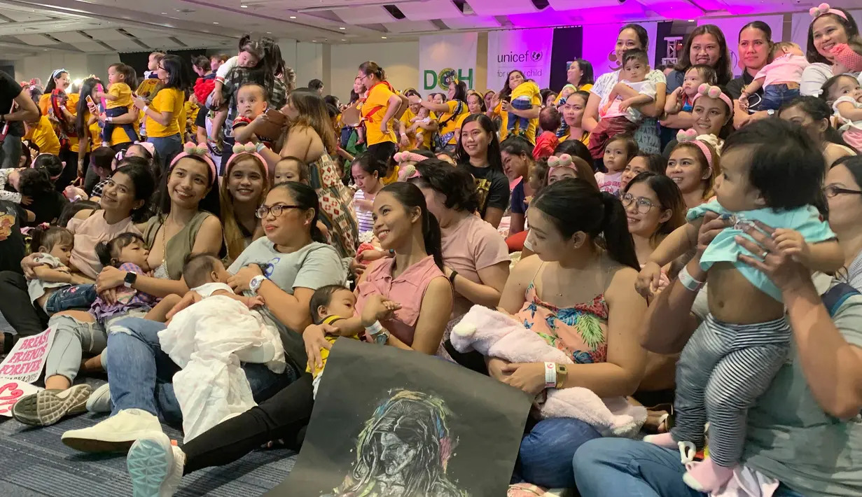 Ribuan ibu menyusui anaknya dalam acara pemberian ASI massal di Manila, Filipina pada Minggu (18/8/2019). Sekitar 2.000 ibu serempak menyusui bayi mereka dalam rangka menyokong upaya menekan angka kematian bayi dan menghilangkan pandangan tabu untuk menyusui di muka umum. (AP/Joeal Calupitan)