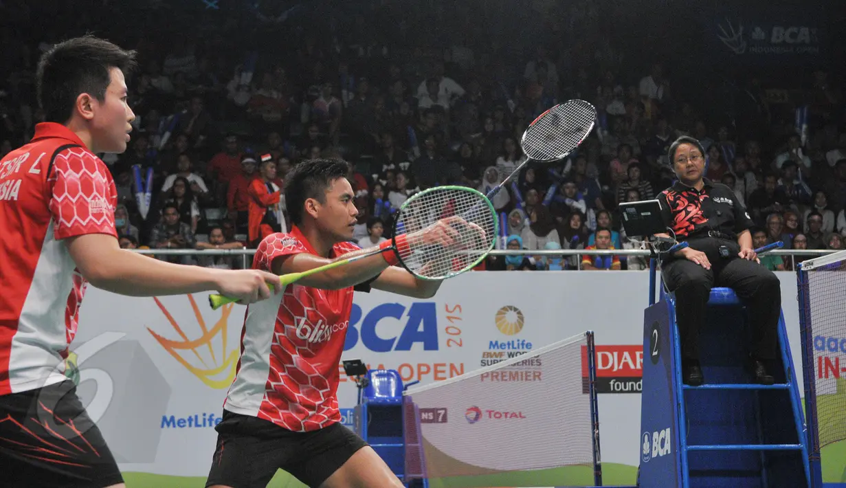 Ganda campuran Indonesia, Tontowi/Liliyana saat berhadapan dengan Kenichi Hayakawa/Misaki Matsutomo asal Jepang di Indonesia Open Superseries Premier 2015, Jakarta, Rabu (4/6/2015). Tontowi/Liliyana menang  21-12, 21-16. (Liputan6.com/Herman Zakharia)