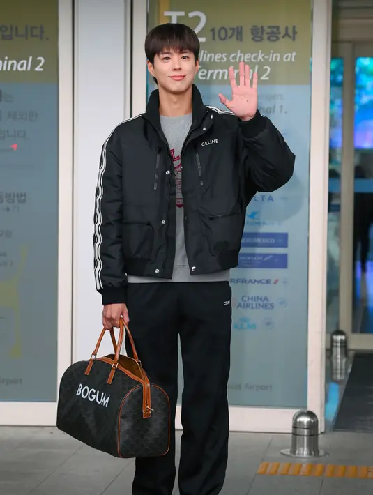 Kali ini, sempurnakan airport style-nya, Park Bogum kenakan jaket ski yang dipadukan dengan tas duffle bertuliskan namanya. Total look ini, hadirkan pesona gaya relaxed yang sempurna. Outfit yang dikenakannya dari rumah mode Celine. [Foto: Celine]