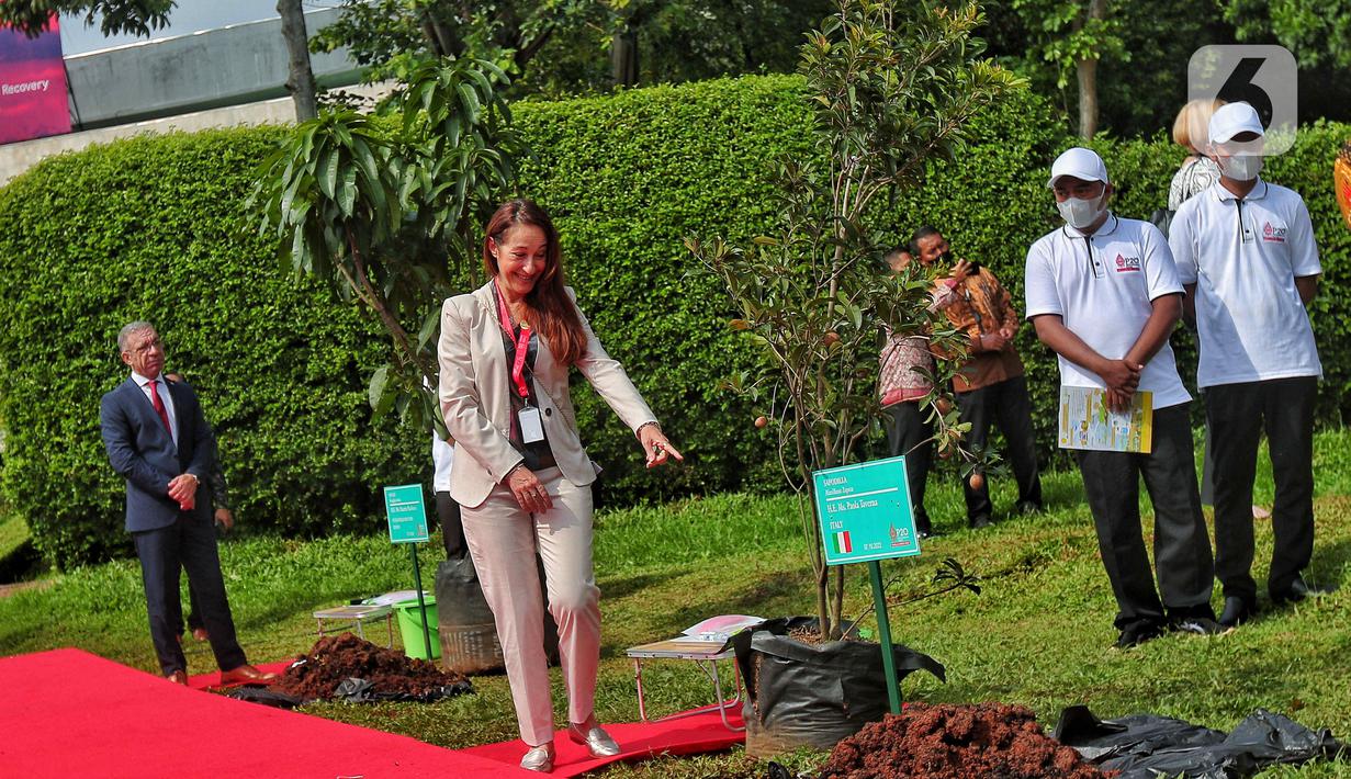 Delegasi Parlemen Italia Paola Taverna melakukan penanaman pohon bersama para delegasi yang hadir pada acara P20 di Taman Energi, Kompleks Parlemen MPR/DPR-DPD, Senayan, Jakarta, Jumat (7/10/2022). Penanaman pohon ini merupakan rangkaian The 8th G20 Parliamentary Speakers’ Summit (P20) yang hari ini merupakan penutupan. (Liputan6.com/Angga Yuniar)