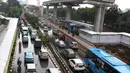 Sejumlah kendaraan berjalan merayap karena terjebak macet di Jalan HR Rasuna Said, Kuningan, Jakarta, Jumat (18/1). Penyempitan jalan akibat pembangunan proyek LRT berimbas pada kemacetan di kawasan tersebut. (Liputan6.com/Immanuel Antonius)