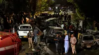 Petugas keamanan memeriksa lokasi ledakan yang menyebabkan cedera dan menghancurkan kendaraan di luar bandara Karachi, Pakistan, Senin dini hari, 7 Oktober 2024. (Fareed Khan/AP)