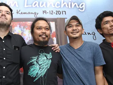 Grup musik Payung Teduh yang beranggotakan Comi, Mohammad Istiqamah, Alejandro Saksakame dan Ivan Penwyn berfoto bersama saat merilis album terbaru di kawasan Kemang, Jakarta, Selasa (19/12). Album ini bertajuk Ruang Tunggu. (Liputan6.com/Herman Zakharia)