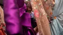 Staf desainer Spanyol, Marcos Luengo bekerja di belakang panggung sehari sebelum dimulainya Mercedes-Benz Fashion Week di Madrid, Rabu (9/9/2020). Mode Spanyol berlangsung dari 10 - 13 September di bawah protokol kesehatan dan pedoman jarak sosial karena pandemi corona. (AP Photo/Bernat Armangue)