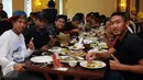 Sejumlah pemain Sriwijaya FC bersiap menyantap hidangan di salah satu restoran di Bandung, Sabtu (19/3/2016). Manejemen Sriwijaya FC memilih makan bersama saat jeda laga turnamen Piala Bhayangkara 2016. (Liputan6.com/Helmi Fithriansyah)