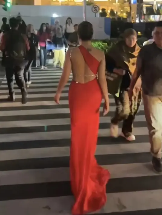 Dikarenakan macet Jakarta, Mulan pun memutuskan untuk berjalan kaki mengenakan dress panjang tersebut untuk sampai ke tempat tujuan. Tampak rambutnya ditata sanggul modern tanpa hiasan.  [@wulanguritno]