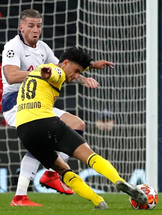 Gelandang Borussia Dortmund, Mahmoud Dahoud mencoba mencetak gol dibayangi bek  Tottenham Hotspur, Toby Alderweireld pada leg pertama 16 besar Liga Champions di Stadion Wembley, Rabu (13/2). Hotspur menang telak 3-0 atas Dortmund. (AP/Alastair Grant)