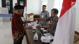 Warga menerima surat suara untuk mencoblos pada Pilkada Serentak 2018 di TPS 2 yang berada di dalam Museum Juang Taruna, Tangerang, Rabu (27/6). Warga Kota Tangerang menyalurkan suaranya dalam Pemilihan Walikota tahun ini. (Liputan6.com/Angga Yuniar)