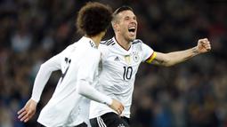 Gelandang Jerman, Lukas Podolski, melakukan selebrasi usai mencetak gol ke gawang Inggris. Podolski mainkan laga pertamanya bersama Jerman melawan Hungaria di usia 19 tahun pada 6 Juni 2004. (EPA/Friedemann)