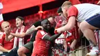 Para penggemar Bayern Munchen nampaknya tak mau berlama-lama larut dalam kesedihan usai ditinggal mesin gol mereka yakni, Robert Lewandowski yang hijrah ke Barcelona. Mereka nampaknya sudah mendapatkan pahlawan baru bagi Die Rotten yaitu Sadio Mane yang akan membawa Munchen ke jalur juara musim ini. (AFP/Christof Stache)