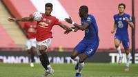 Pemain Manchester United Marcus Rashford berebut bola dengan pemain Chelsea Antonio Rudiger pada semifinal Piala FA di Wembley Stadium, London, Inggris, Minggu (19/7/2020). Chelsea sukses mengamankan tiket final Piala FA usai mengalahkan Manchester United 3-1. (Andy Rain, Pool via AP)
