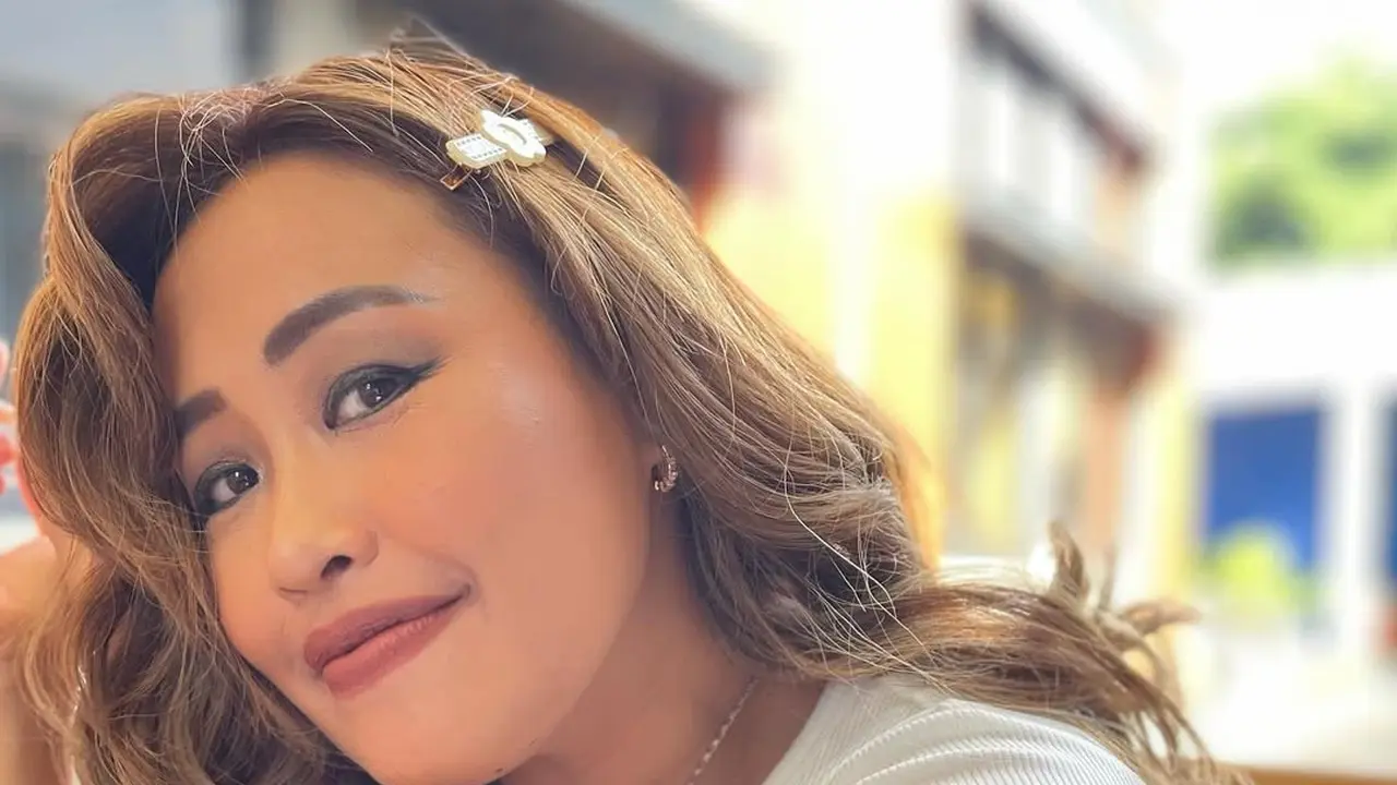 6 Model Rambut Pirang ala Pinkan Mambo, Inspirasi Gaya untuk Usia 40an