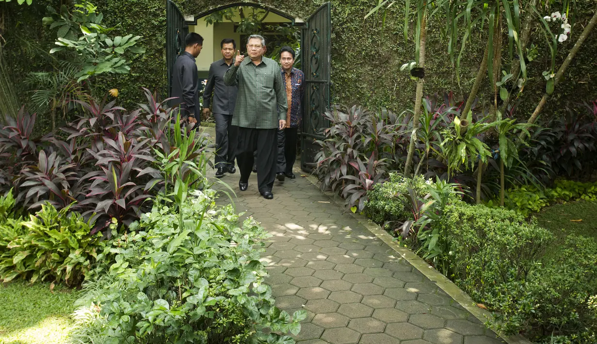 SBY (tengah) bersiap memberikan keterangan pers terkait pemberitaan dugaan korupsi yang bersumber dari situs WikiLeaks, Bogor, Kamis (31/7/14). (ANTARA FOTO/Andika Wahyu)