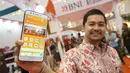 Pengunjung menunjukkan aplikasi BNI INACRAFT pada pameran kerajinan INACRAFT 2019 di Jakarta. BNI memberikan kemudahan bagi para pengunjung produk yang diinginkan, promo menarik dan lokasi tenant melalui experience digital catalogue di aplikasi BNI INACRAFT di android. (Liputan6.com/HO/Rizki)