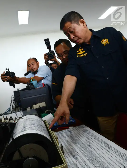 Menteri ESDM Ignasius Jonan memantau aktivitas Gunung Anak Krakatau dari Pos Pantau di Serang, Banten, Jumat (28/12). Kunjungan Menteri Jonan sekaligus memberikan semangat kepada petugas jaga di pos pantau tersebut. (Merdeka.com/Imam Buhori)