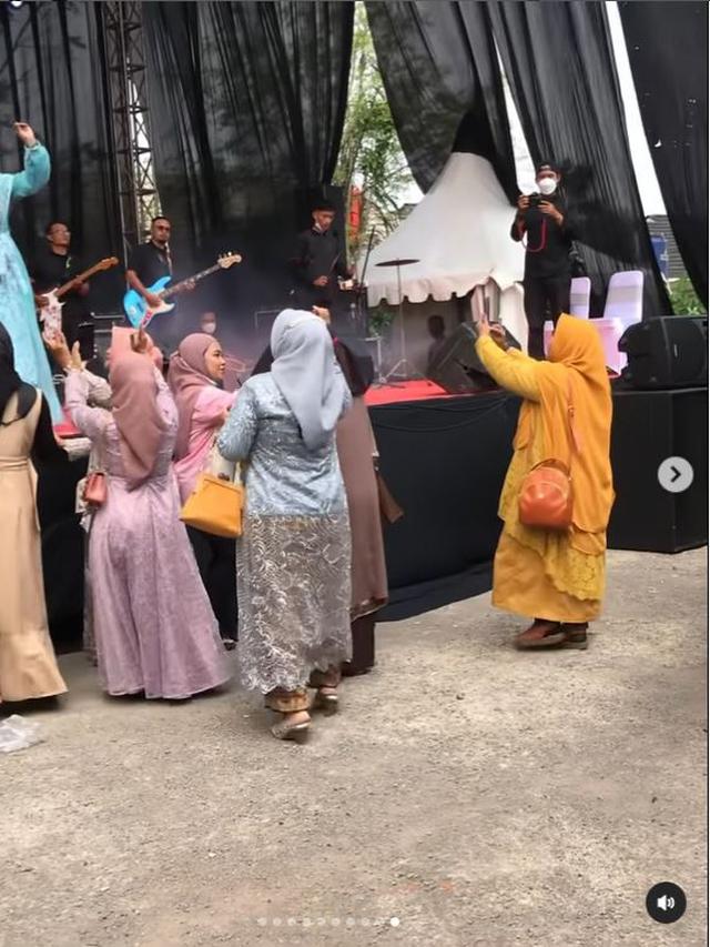 6 Potret Ikke Nurjanah Manggung di Acara Hajatan Pernikahan, Tampil Sederhana