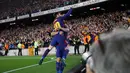 Pemain Barcelona, Lionel Messi mengepalkan tangannya ke atas saat merayakan gol ke gawang Real Madrid pada pertandingan La Liga Spanyol di Stadion Camp Nou, Minggu (6/5). Barcelona bisa memaksakan hasil imbang dengan Real Madrid 2-2. (AP/Emilio Morenatti)