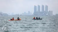Proses pencarian korban hilang dari tragedi terbakarnya kapal wisata KM Zahro Express terus dilakukan oleh petugas di perairan Muara Angke, Jakarta, Senin (2/1). (Liputan6.com/Faizal Fanani)