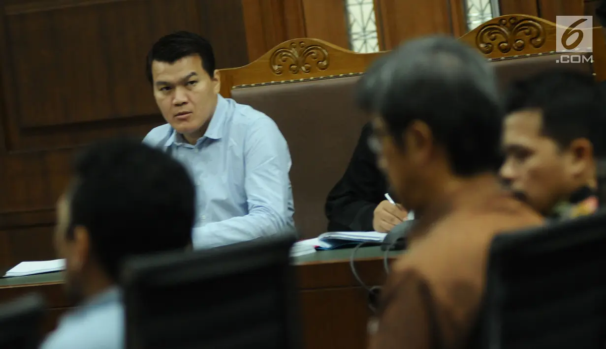 Terdakwa, Andi Agustinus alias Andi Narogong saat menjalani sidang lanjutan kasus dugaan korupsi proyek E-KTP di Pengadilan Tipikor, Jakarta, Senin (13/11). Sidang mendengar saksi diantaranya Anang Sugiana Sudiharjo. (Liputan6.com/Helmi Fithriansyah)