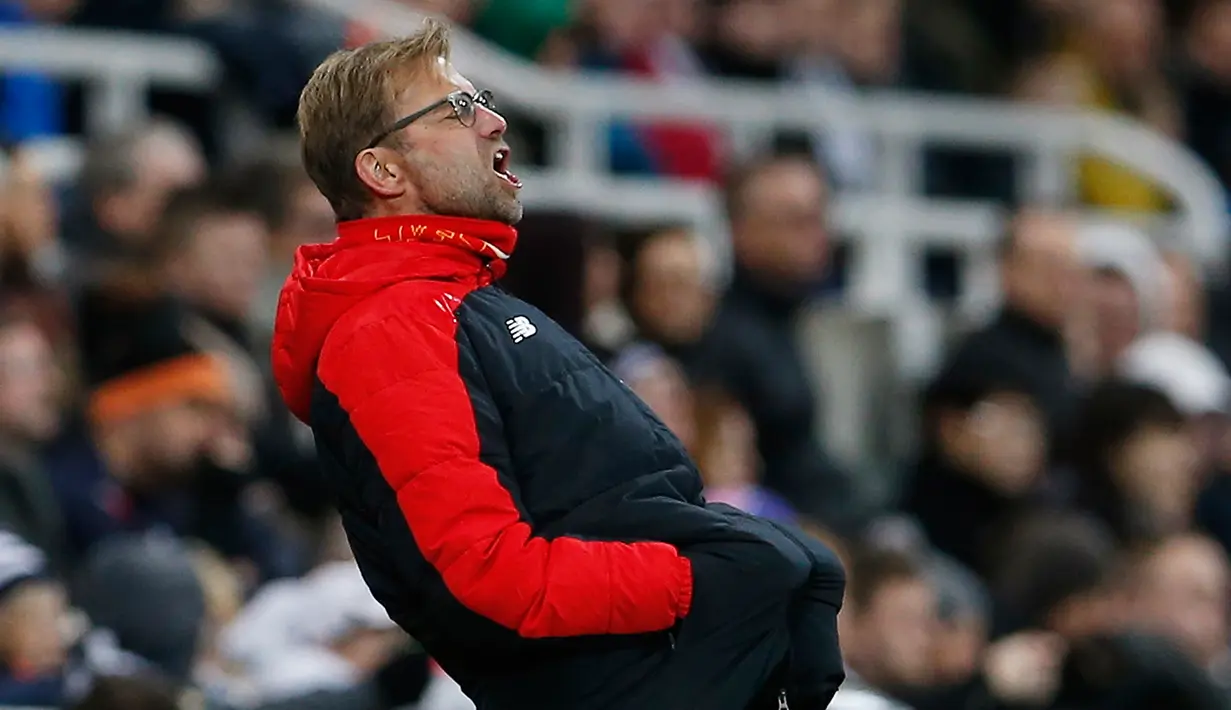 Pelatih Liverpool, Jurgen Klopp berteriak menginstruksikan para pemainnya saat berhadapan dengan Newcastle di Liga Inggris di Stadion St James Park, Inggris (6/12). Liverpool kalah 2-0 atas Newcastle. (Reuters/Lee Smith)