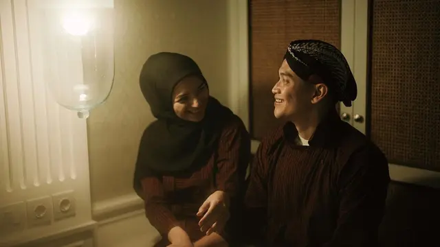 6 Gaya Citra Kirana dan Rezky Aditya di Pemotretan Wedding Anniversary, Kental Nuansa Adat Jawa