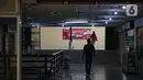 Warga berjalan di Mal Blok M, Jakarta, Jumat (17/12/2021). Mal Blok M yang merupakan salah satu pusat perbelanjaan yang jaya pada era 90-an kini sepi dari pengunjung dan pedagang karena terdampak pandemi Covid-19 dan kalah saing dengan pusat perbelanjaan modern lainnya. (Liputan6.com/Faizal Fanani)