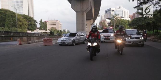 VIDEO: Viral, Aksi Pemotor Pengawal Ambulans