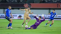 Pemain Dewa United, Alexis Messidoro, berusaha mencetak gol ke gawang Tainan City FC pada matchday kedua Grup E AFC Challenge League 2025/2026 di Stadion Indomilk Arena, Rabu (29/10/2025) malam WIB. (Bola.com/M Iqbal Ichsan)