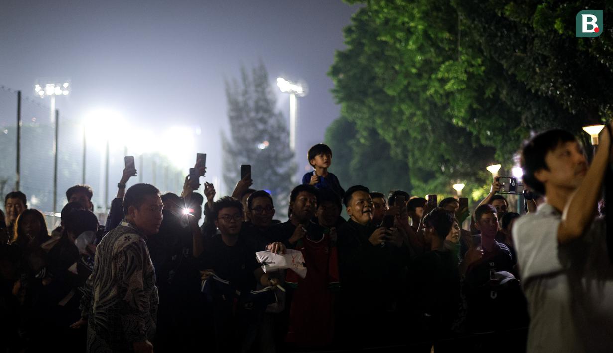 <p>Sejumlah masyarakat menunggu pemain Timnas Jepang setelah sesi latihan menjelang laga lanjutan putaran ketiga Kualifikasi Piala Dunia 2026 melawan Timnas Indonesia di Lapangan A, Kompleks Stadion Utama Gelora Bung Karno (SUGBK), Senayan, Jakarta, Rabu (13/11/2024). (Bola.com/Bagaskara Lazuardi)</p>