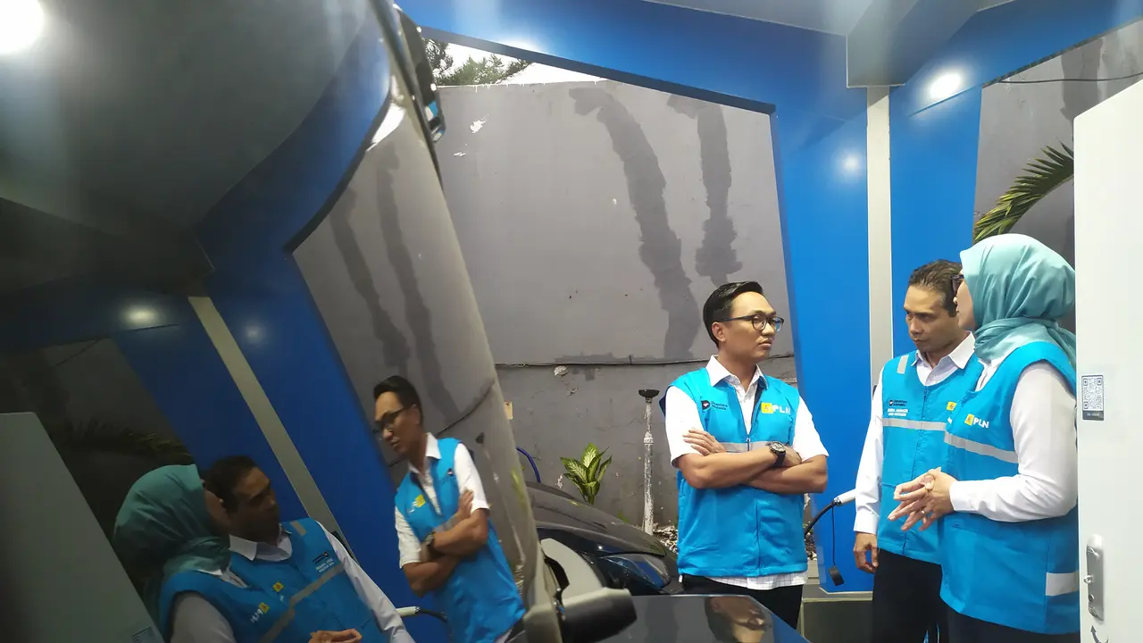 Wakil Kepala Badan Pengaturan BUMN Aminuddin Ma'ruf melakukan kunjungan kerja ke Kantor PLN UID Jawa Timur di Surabaya, Senin petang (22/12/2025).
