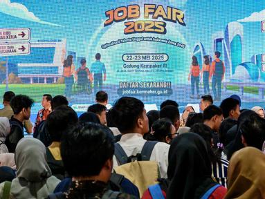 Para pencari kerja memadati Bursa Kerja yang dihadiri oleh lebih dari seratus perusahaan dan ribuan pencari kerja di Jakarta pada Kamis 22 Mei 2025. (BAY ISMOYO/AFP)