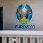 Logo Piala Eropa 2020 terlihat di sebelah pintu masuk Markas UEFA, Nyon, Swiss, Selasa (17/3/2020). Penundaan Piala Eropa 2020 oleh UEFA dilakukan agar liga-liga di Eropa bisa merampungkan kompetisi di tengah pandemi virus corona COVID-19. (Jean-Christophe Bott/Keystone via AP)