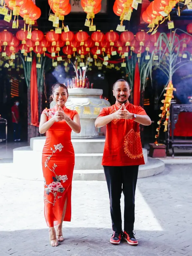Giring Ganesha atau dikenal Giring eks Nidji menyampaikan ucapan selamat imlek 2022 bersama sang istri, Cynthia Riza (https://www.instagram.com/p/CZawobnJuDr/)