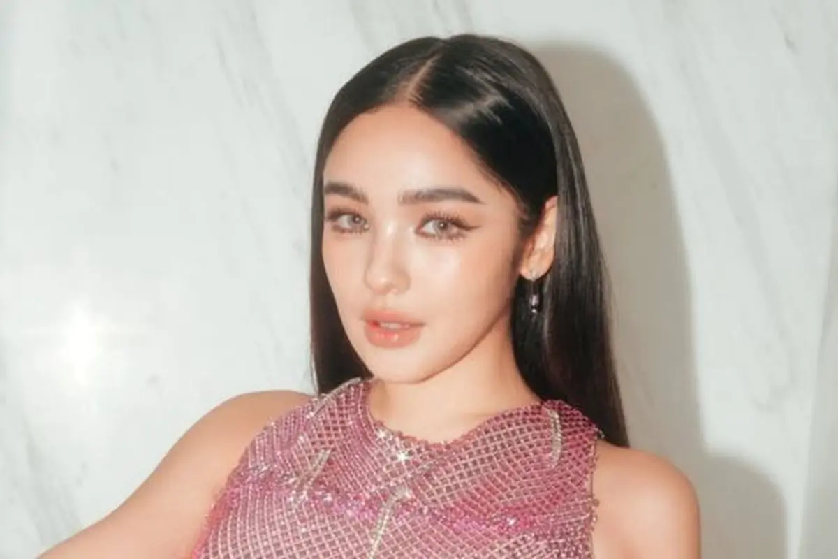 Potret Cantik Andrea Brillantes Pakai Kacamata (credit: instagram/blythe)