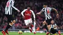 Aksi pemain Arsenal, Ainsley Maitland-Niles melewati kepungan pemain Newcastle United pada lanjutan Premier League di Emirates Stadium, London, (16/12/2017). Arsenal menang 1-0. (AFP/Glyn Kirk)