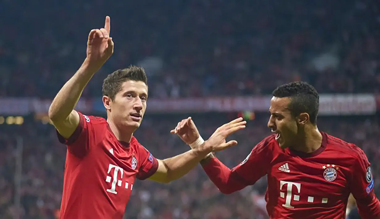 Striker Bayern Munchen, Robert Lewandowski merayakan gol yang dicetaknya ke gawang Dinamo Zagreb pada laga Liga Champions di Stadion Allianz Arena, Jerman, Rabu (30/9/2015). Lewandowski berhasil meraih hat-trick. (AFP Photo/Guenter Schiffmann)