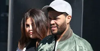 Pasangan Selena Gomez dan The weeknd kembali ramai menjadi bahan perbincangan. Sepasang kekasih yang setiap harinya semakin mesra ini kembali menghabiskan waktu untuk liburan bersama  di Toronto. (doc. Daily Mail)
