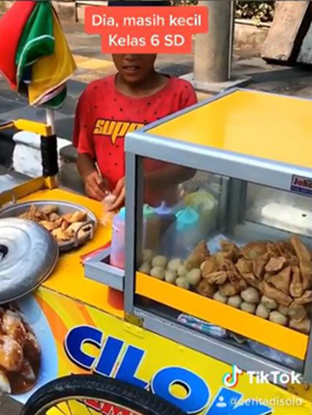 Kisah Perjuangan Bocah SD Nyambi Jualan Cilok Demi  Menyambung Hidup