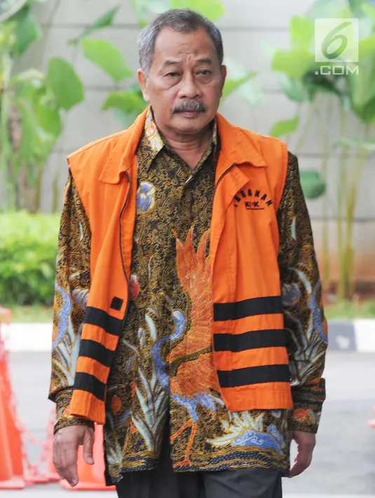 Mantan Ketua Pengadilan Tinggi Manado, Sudiwardono tiba di Gedung KPK, Jakarta, Rabu (31/1). Sudiwardono diperiksa terkait kasus dugaan suap untuk mengamankan putusan banding dengan terdakwa Marlina Moha. (Liputan6.com/Herman Zakaharia)