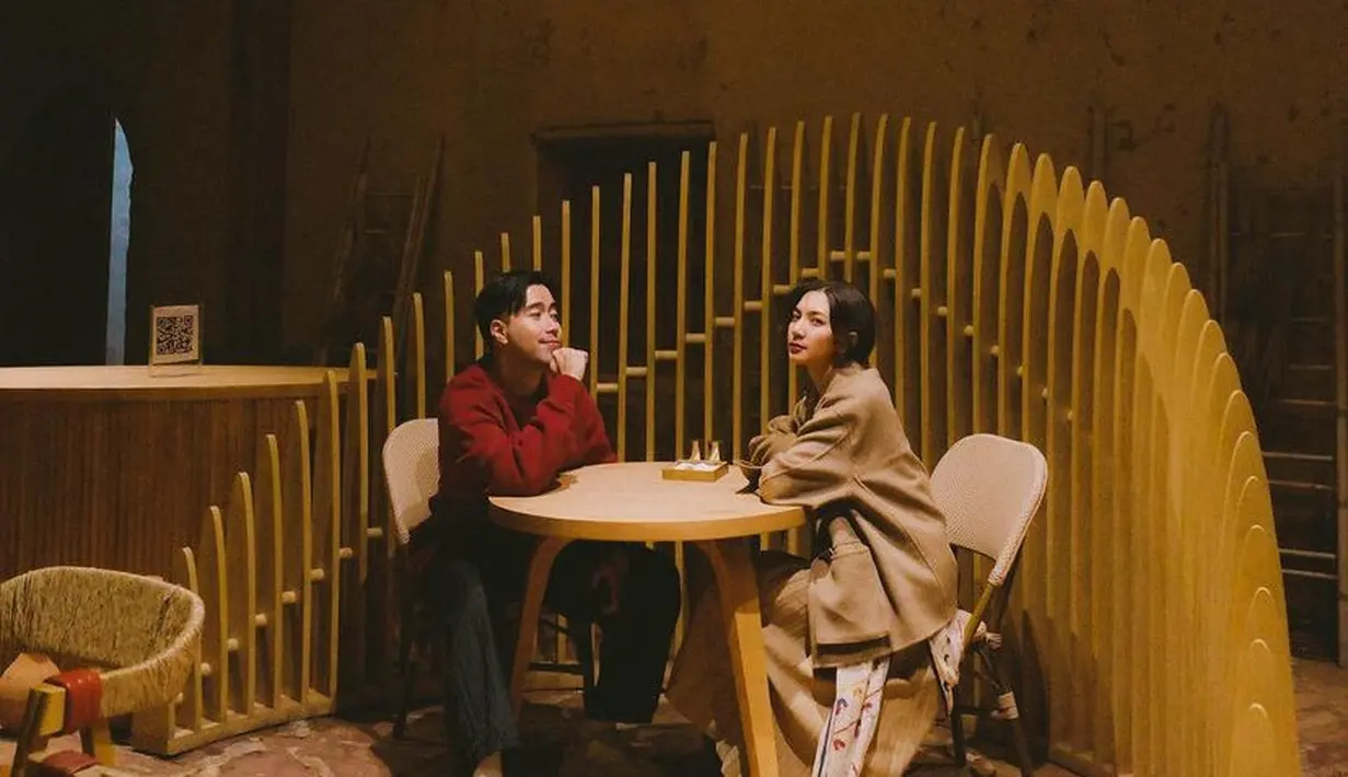 Vidi tampil mengenakan sweater merah dipadukan celana hitam dan sneakers putihnya. Lalu, Sheila mengenakan blazer coklat oversize yang serasi dengan bawahannya. [@vidialdiano]