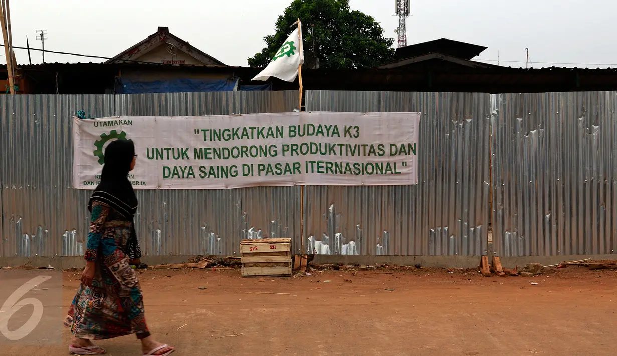 Seorang wanita berjalan di kawasan Pasar Kramatjati yang mengalami revitalisasi , Jakarta, (23/10/2015). Dalam revitalisasi ini bangunan induk tidak dibongkar, hanya instalasi listrik, atap, rolling door, dan saluran air. (Liputan6.com/Yoppy renato)